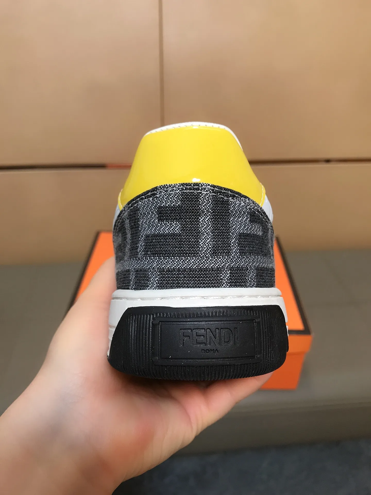 Ex-factory price 400 👟👟💎Fendi [Fendi] men's new high-top casual shoes are on the market 🔥The shoe body is made of brand-specific embossed leather, sheepskin lining, breathable and does not cover the feet! Fashionable casual shoes 🙈Non-slip and wear-resistant outsole👣 Standard size 38-44